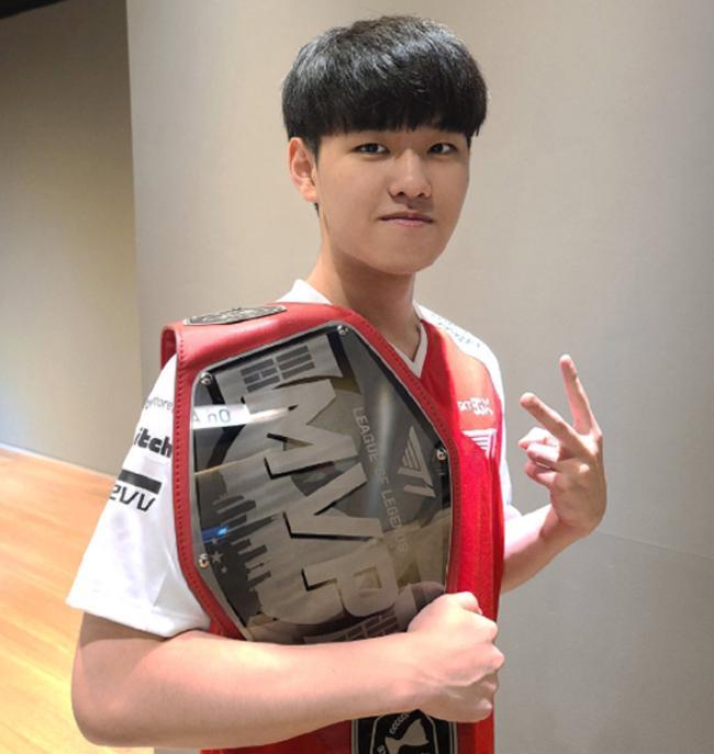 要集中注意力！蒋光太分球右路，高准翼停球失误出了边线.